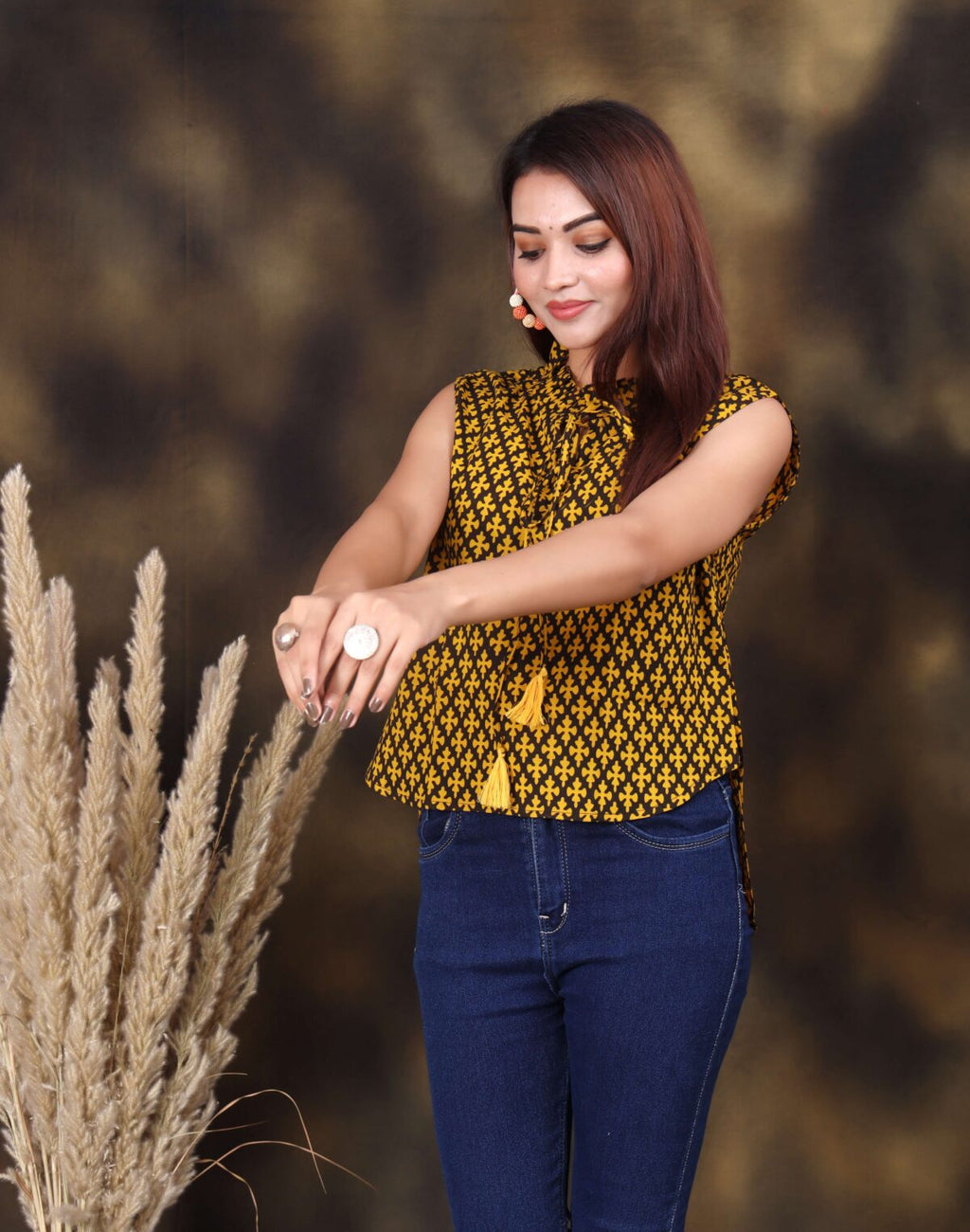 Stylish Black & Yellow Printed Sleeveless Cotton Top for Women ? Casual Summer Wear